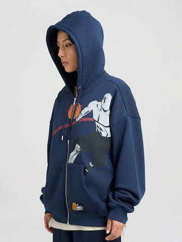 Hanorac 'Gremium vor Gericht' de la AND1 pe albastru