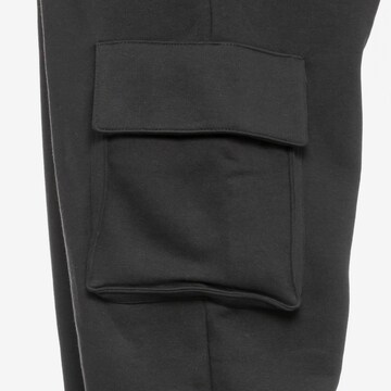 NEW ERA Tapered Cargohose in Schwarz