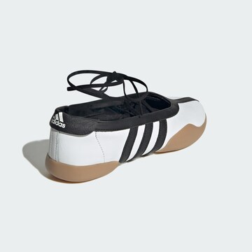 ADIDAS ORIGINALS Μπαλαρίνα με λουράκια 'Taekwondo Mei' σε λευκό