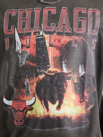 Tricou 'NBA CHIBUL' de la NEW ERA pe gri
