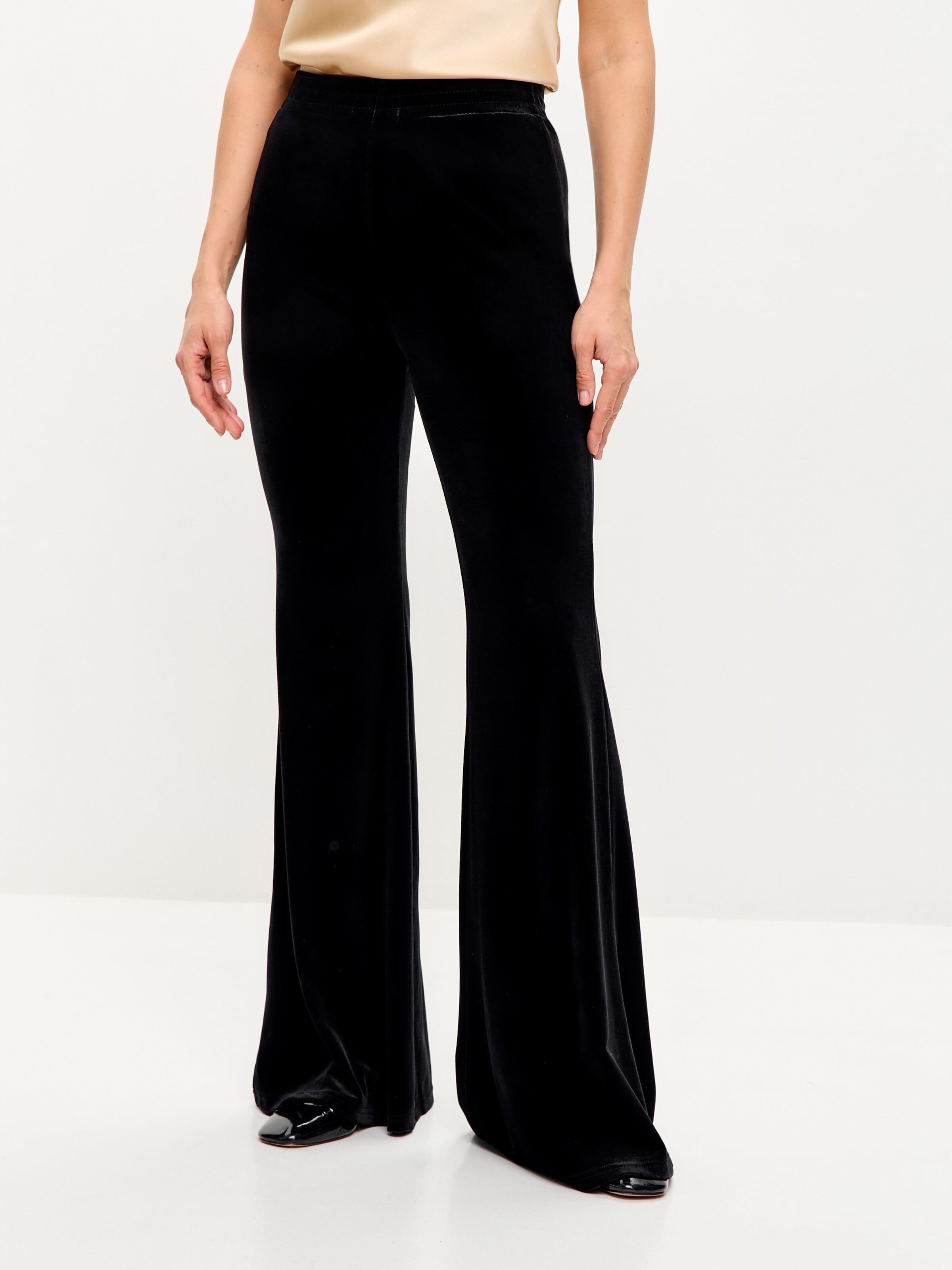 Regular Pantalon 'Velvet flared trousers' Serena Silueta en noir