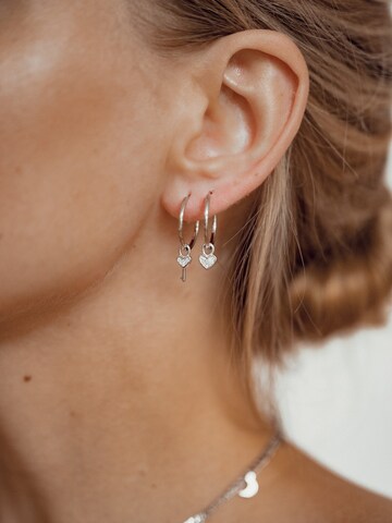 Hey Happiness Oorbellen 'Heart and Key' in Zilver: voorkant
