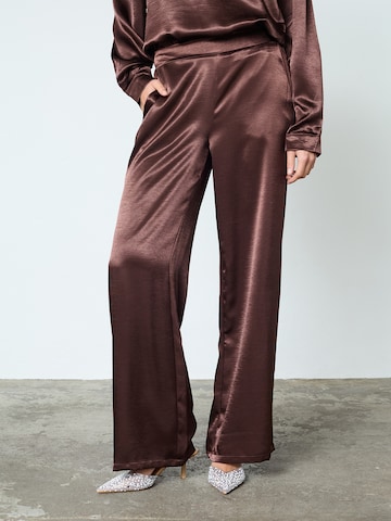 SISTERS POINT Wide leg Broek 'VERINA-PA4' in Bruin: voorkant