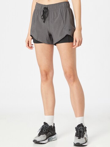 NIKE Regular Shorts in Grau: Vorderseite