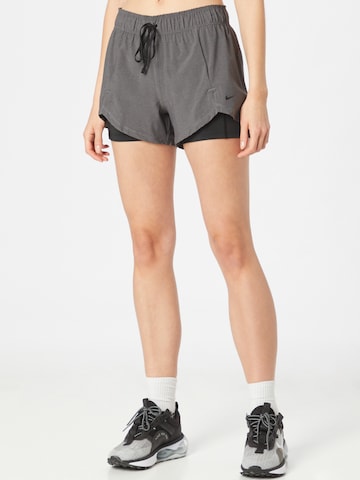 NIKE Regular Shorts in Grau: predná strana