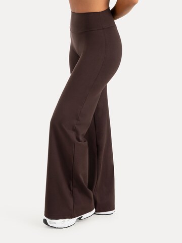 évasé Leggings ' Neola ' Smilodox en marron