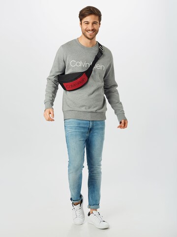 Calvin Klein - Sweatshirt em cinzento