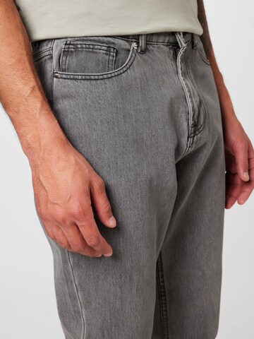 Denim Project Tapered Jeans in Grey