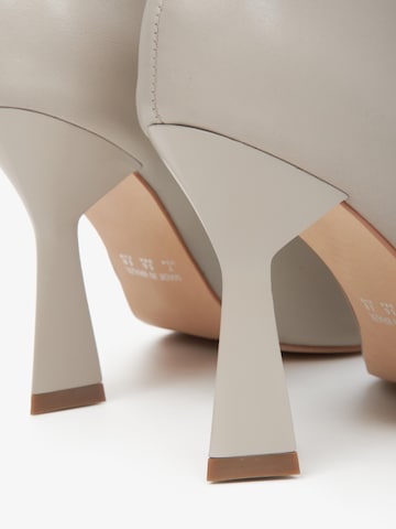 Ankle boots '613004' di Estro in grigio