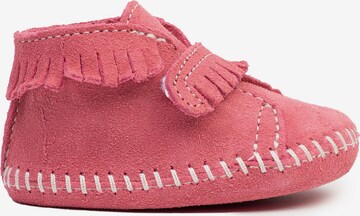 Bottes 'Front Strap' Minnetonka en rose