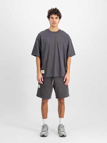 ALPHA INDUSTRIES Loosefit Byxa i grå