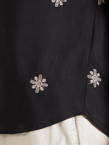 Hailys Pusero 'Fa44rine' värissä musta