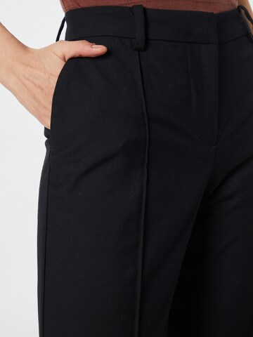 Flared Pantaloni con piega frontale 'Kendall' di WEEKDAY in nero