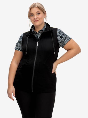 SHEEGO Vest in Black: front