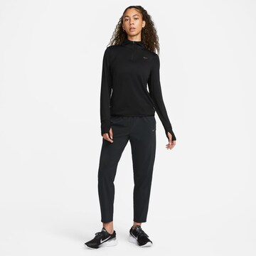 NIKE Funktionsbluse 'SWIFT ELEMENT' i sort