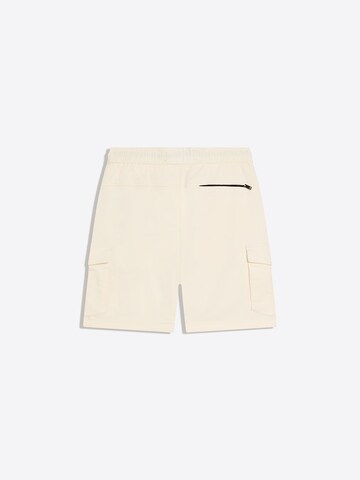 Bershka Regular Shorts in Weiß