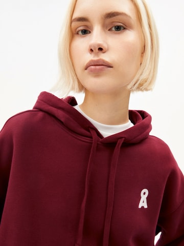ARMEDANGELS Свитшот 'ICONIC Å FRANCISARAA' в Красный