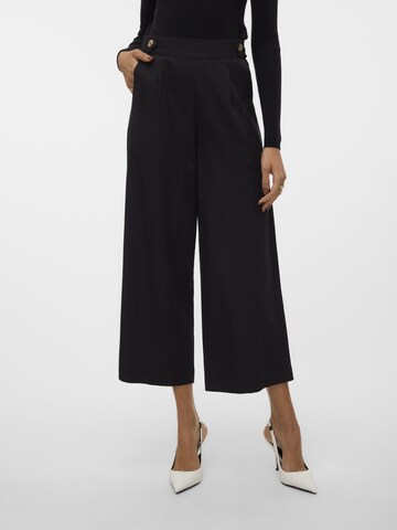 VERO MODA Loosefit Bukser med lægfolder i sort: forside