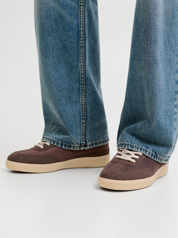 Baskets basses JACK & JONES en marron : devant