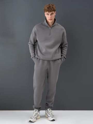 cut my fashion Tracksuit 'Paulius' in Grey: front