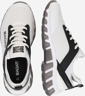 Sneaker bassa 'Chi' di TT. BAGATT in bianco