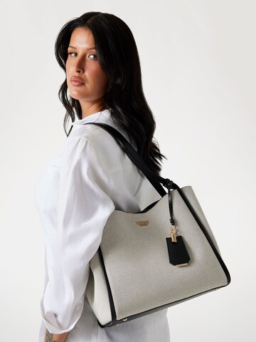 GUESS Schultertasche 'Nicolette' in Schwarz