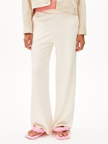 ARMEDANGELS Wide leg Broek 'HIMAARI' in Beige: voorkant