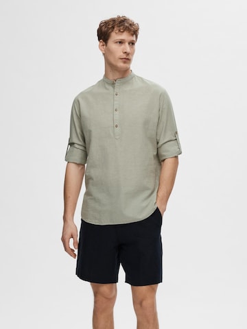 SELECTED HOMME Regular fit Button Up Shirt in Green: front