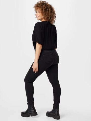 regular Jeans 'DAISY' di ONLY Curve in nero