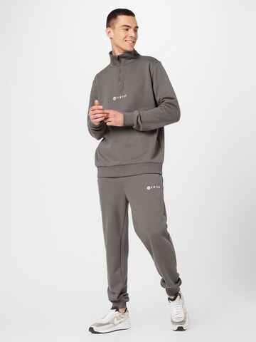 Virtus Tapered Sportbroek 'Hotown' in Grijs