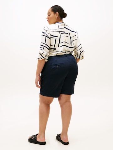 Tommy Hilfiger Curve Regular Chinoshorts in Blau