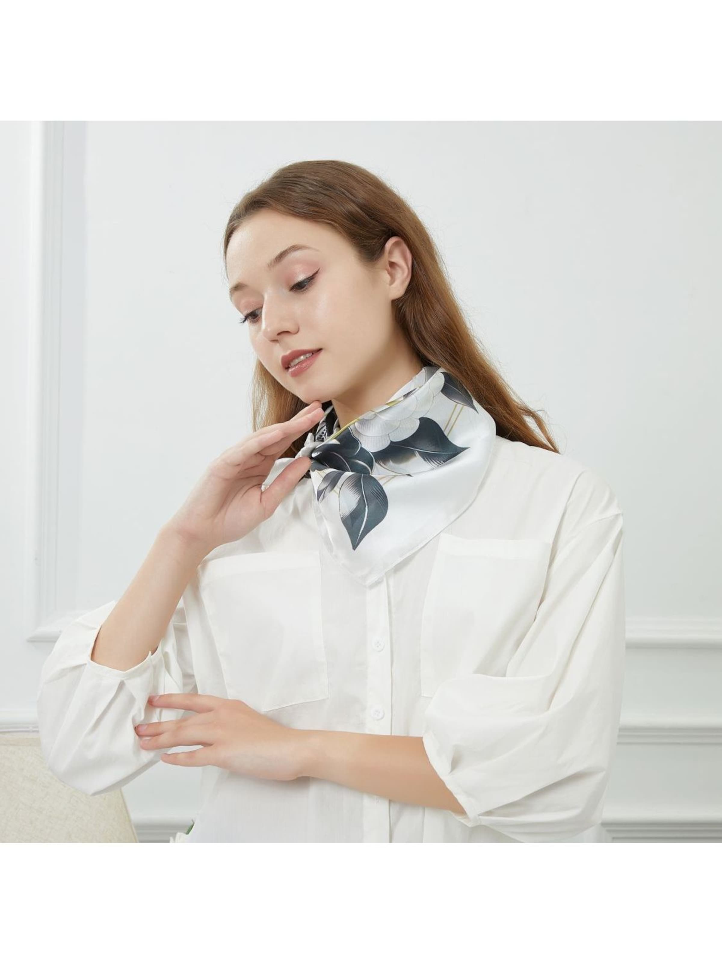 Sciarpa 'Black Roses Cléo' di alberto cabale in bianco