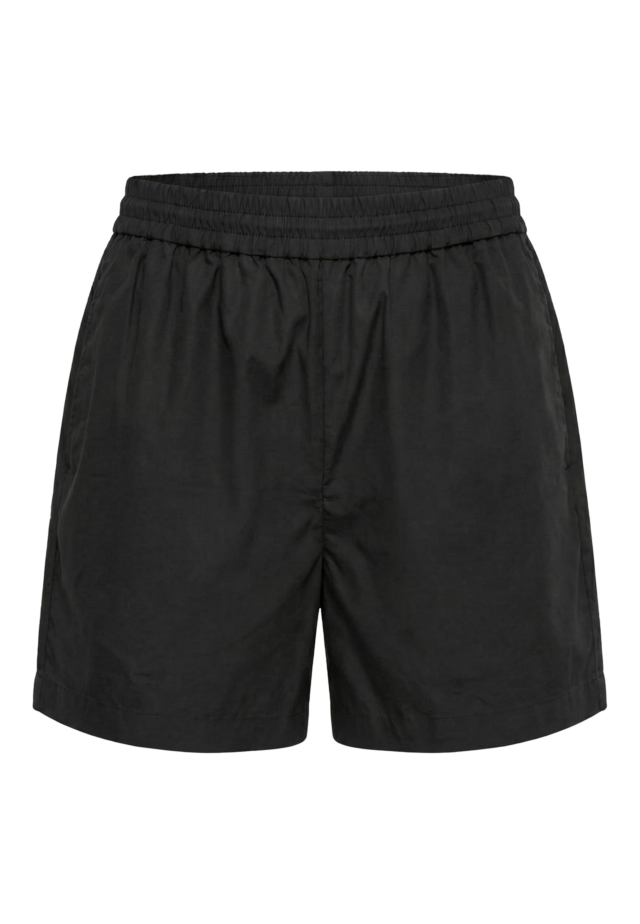 Urban Classics Shorts in Schwarz: Vorderseite