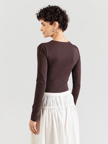 ABOUT YOU - Body camiseta 'Lulu' en marrón