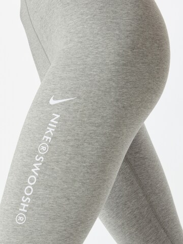 Skinny Pantaloni sportivi 'Swoosh' di Nike Sportswear in grigio