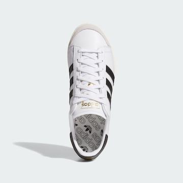 ADIDAS ORIGINALS - Sapatilhas baixas 'Jabbar' em branco