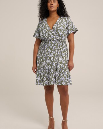 WE Fashion Рокля в зелено: отпред