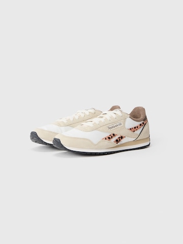 Sneaker low 'CLASSIC' de la Reebok pe bej