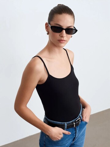 Top di Dilvin in nero