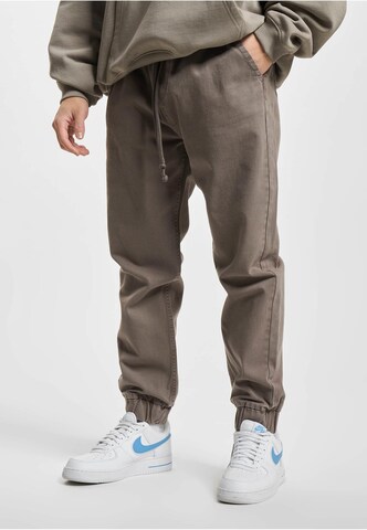 DEF Tapered Cargohose in Braun: Vorderseite