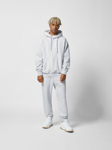 Bershka Tapered Housut värissä harmaa