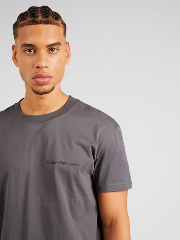 T-Shirt 'Institutional' Calvin Klein Jeans en gris