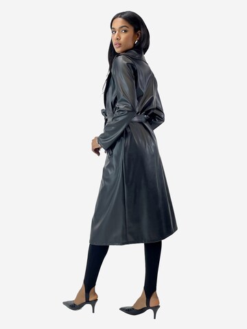 Elara Tussenmantel in Zwart