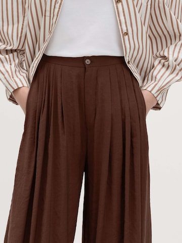 Marks & Spencer Wide leg Pleat-front trousers in Brown