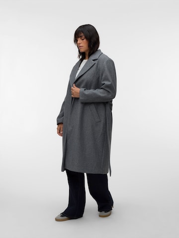 Vero Moda Curve Płaszcz przejściowy 'VMFortune Aya' w kolorze szary