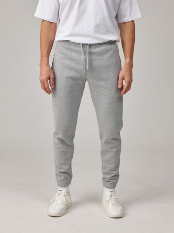 SNOCKS Tapered Functionele broek in Grijs: voorkant