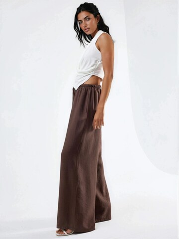 Busem - Perna larga Calças em castanho