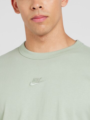 Nike Sportswear - Camiseta 'Premium Essentials' en verde