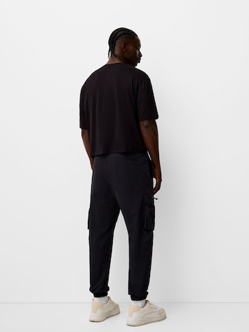 Bershka Tapered Cargobyxa i svart