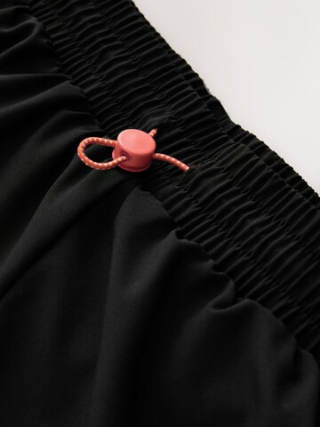 Regular Pantaloni de la Next pe negru